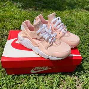 Nike Air Huarache Run in light pink.